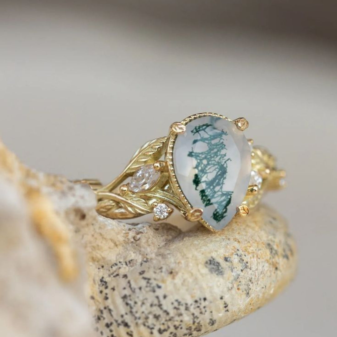 Bague en pierre blanche naturelle dorée