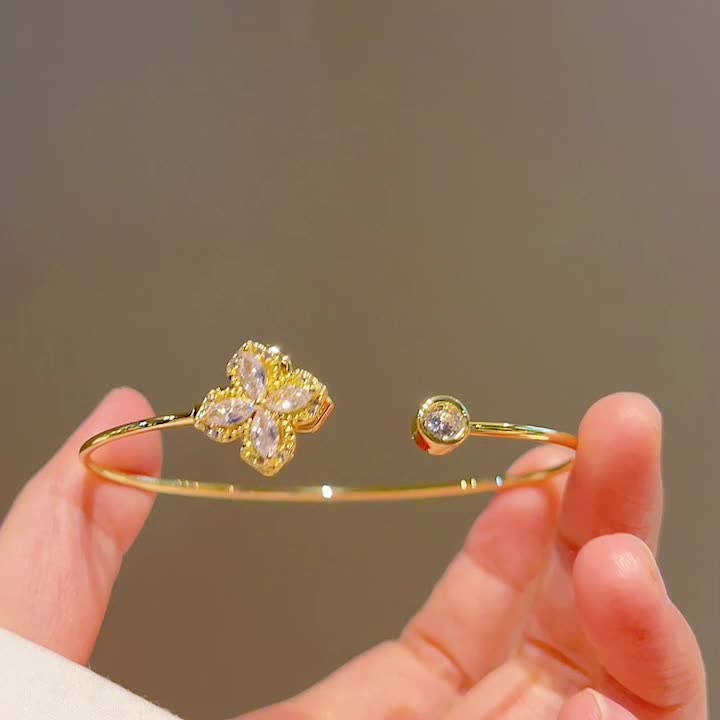 Bracelet Tournant de Pétales Brillants